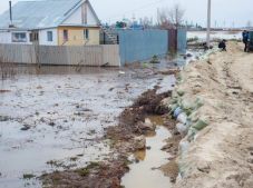 Затопленные дома, утонувшие авто: под воду ушла почти половина села в СКО